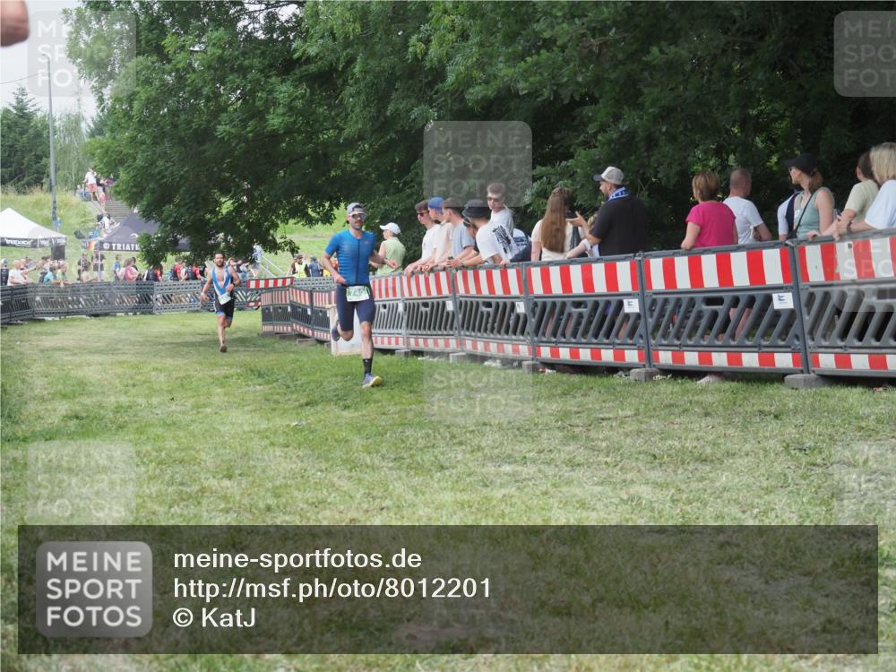 21.06.2025 - 27. Vierlanden-Triathlon KatJ http://msf.ph/oto/8012201 15.06.2025 13:08:23 Ziel 685, 740 meine-sportfotos.de