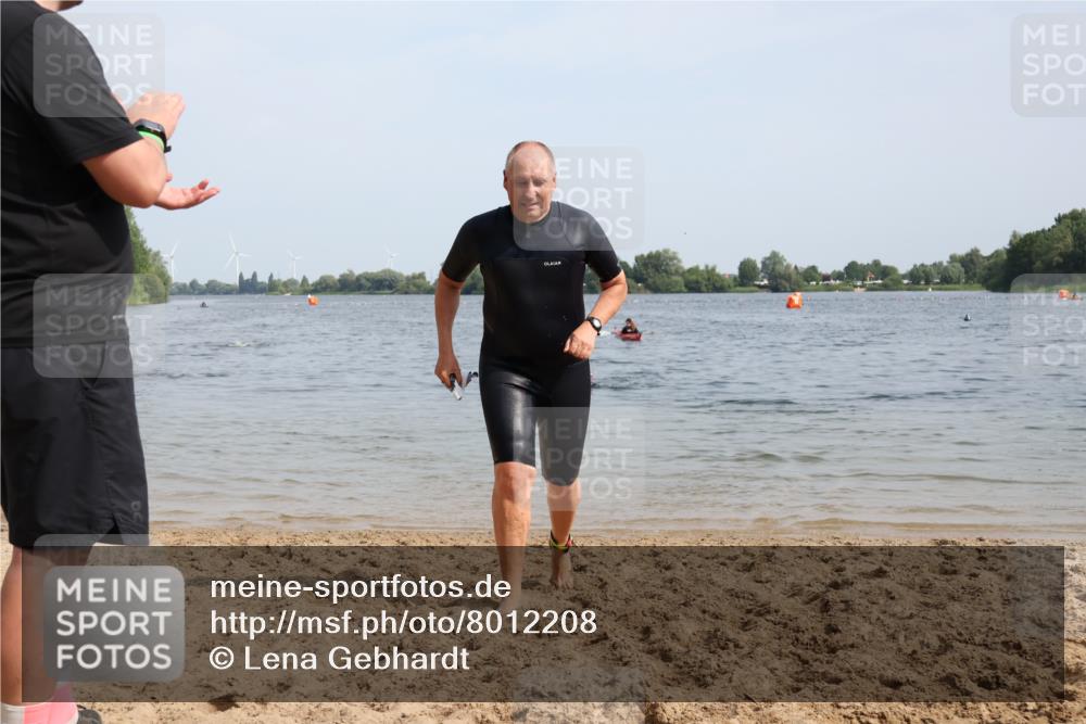 15.06.2025 - 27. Vierlanden-Triathlon Lena Gebhardt http://msf.ph/oto/8012208 15.06.2025 10:10:01 Schwimmen 466 meine-sportfotos.de