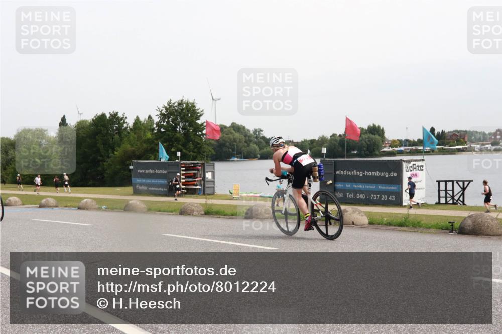 15.06.2025 - 27. Vierlanden-Triathlon H.Heesch http://msf.ph/oto/8012224 15.06.2025 11:06:52 Radfahren 21, 214, 593, 691 meine-sportfotos.de