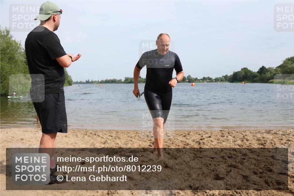 15.06.2025 - 27. Vierlanden-Triathlon Lena Gebhardt http://msf.ph/oto/8012239 15.06.2025 10:10:02 Schwimmen 466 meine-sportfotos.de