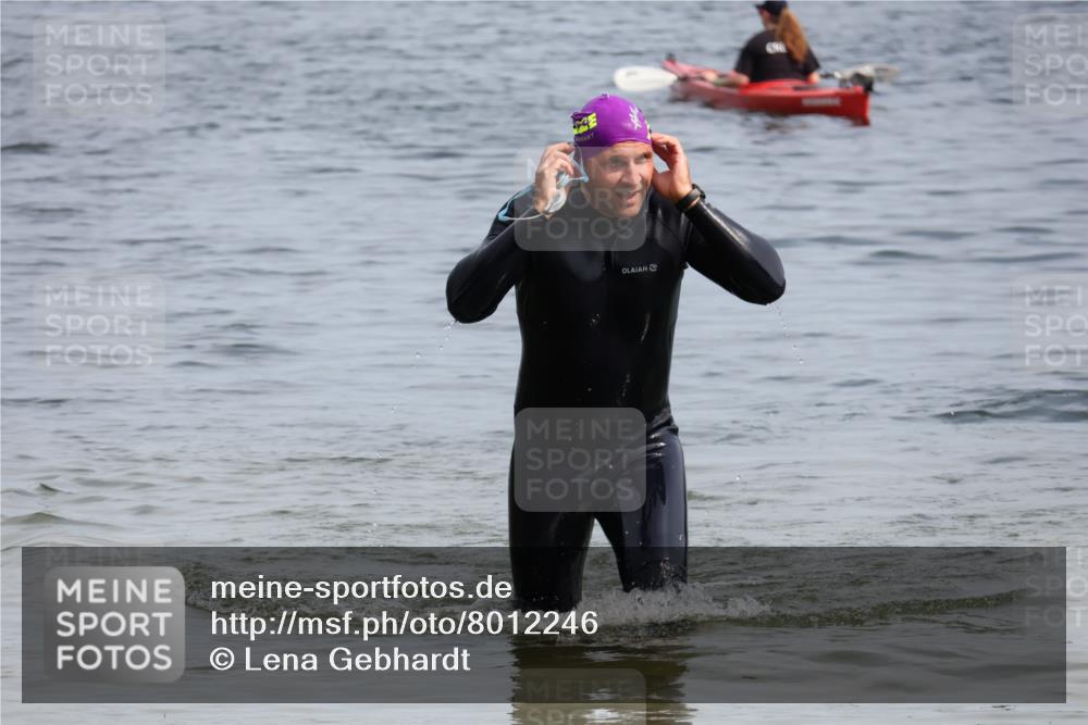 15.06.2025 - 27. Vierlanden-Triathlon Lena Gebhardt http://msf.ph/oto/8012246 15.06.2025 10:10:15 Schwimmen 417, 444 meine-sportfotos.de