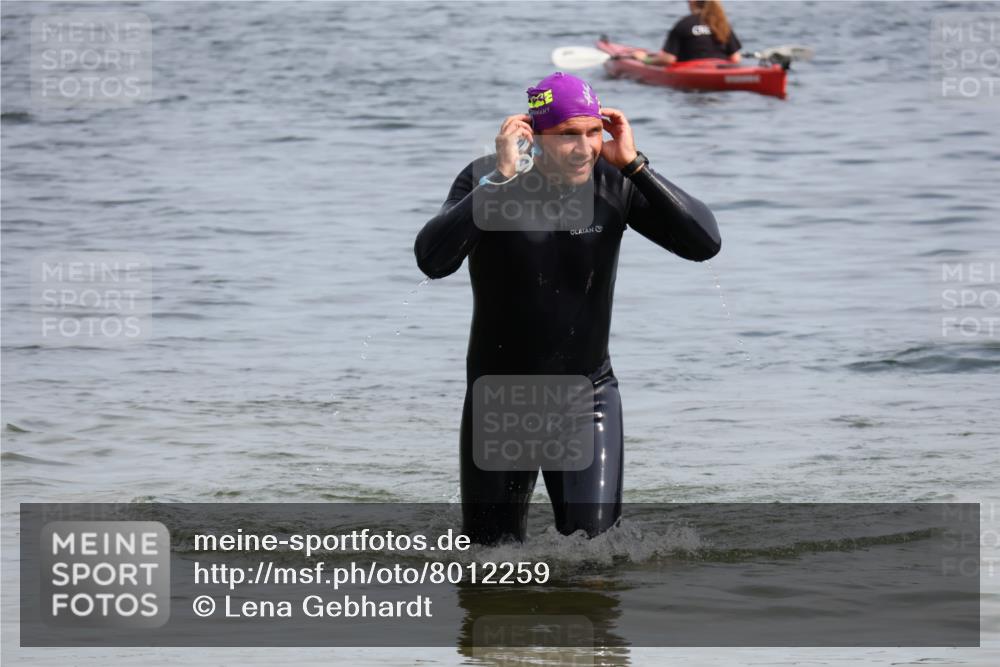 15.06.2025 - 27. Vierlanden-Triathlon Lena Gebhardt http://msf.ph/oto/8012259 15.06.2025 10:10:15 Schwimmen 417, 444 meine-sportfotos.de