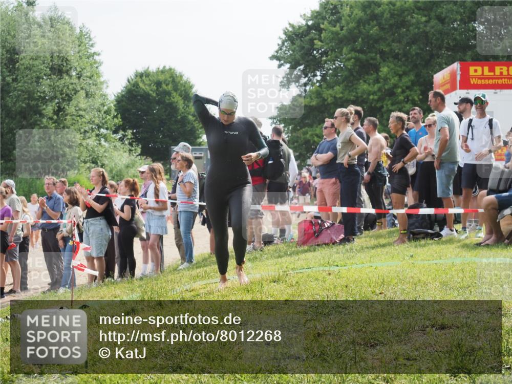 15.06.2025 - 27. Vierlanden-Triathlon KatJ http://msf.ph/oto/8012268 15.06.2025 10:14:03 Schwimmen 472, 475, 490, 540 meine-sportfotos.de