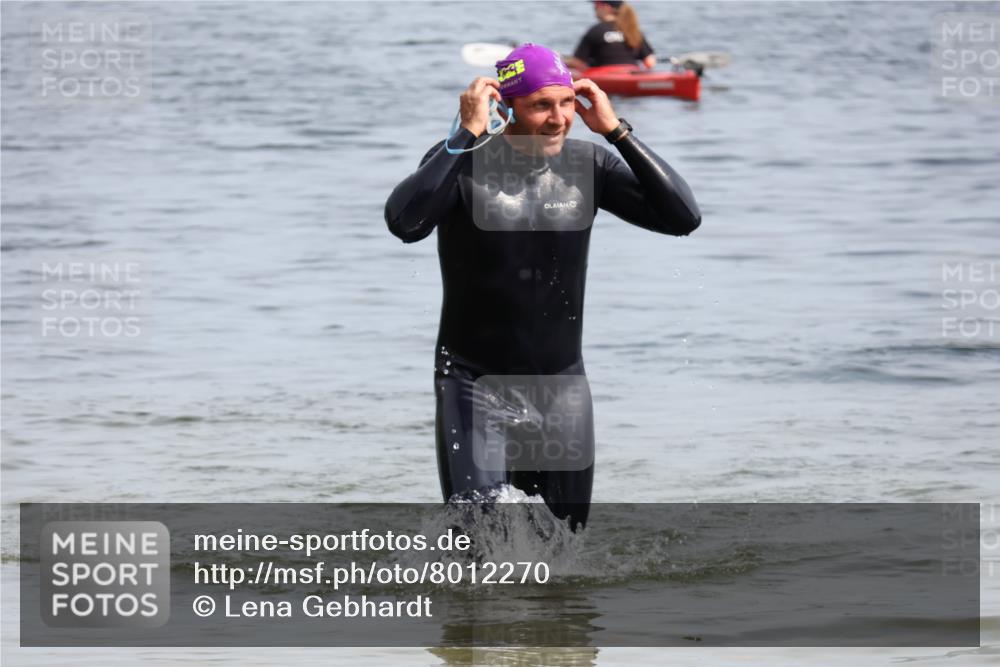 15.06.2025 - 27. Vierlanden-Triathlon Lena Gebhardt http://msf.ph/oto/8012270 15.06.2025 10:10:16 Schwimmen 417, 444 meine-sportfotos.de