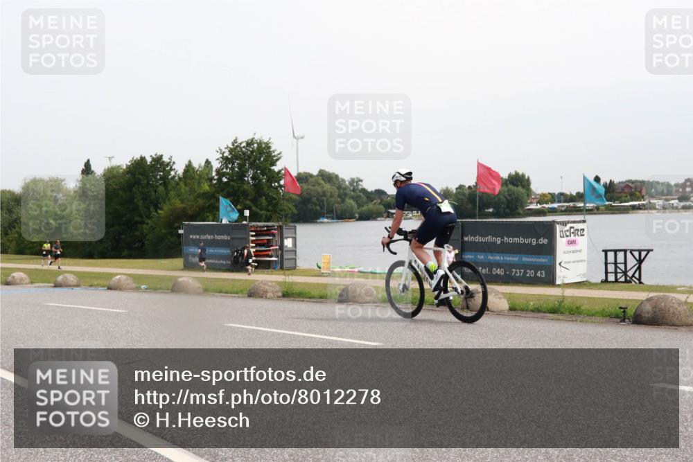 15.06.2025 - 27. Vierlanden-Triathlon H.Heesch http://msf.ph/oto/8012278 15.06.2025 11:07:02 Radfahren 226, 549, 642 meine-sportfotos.de