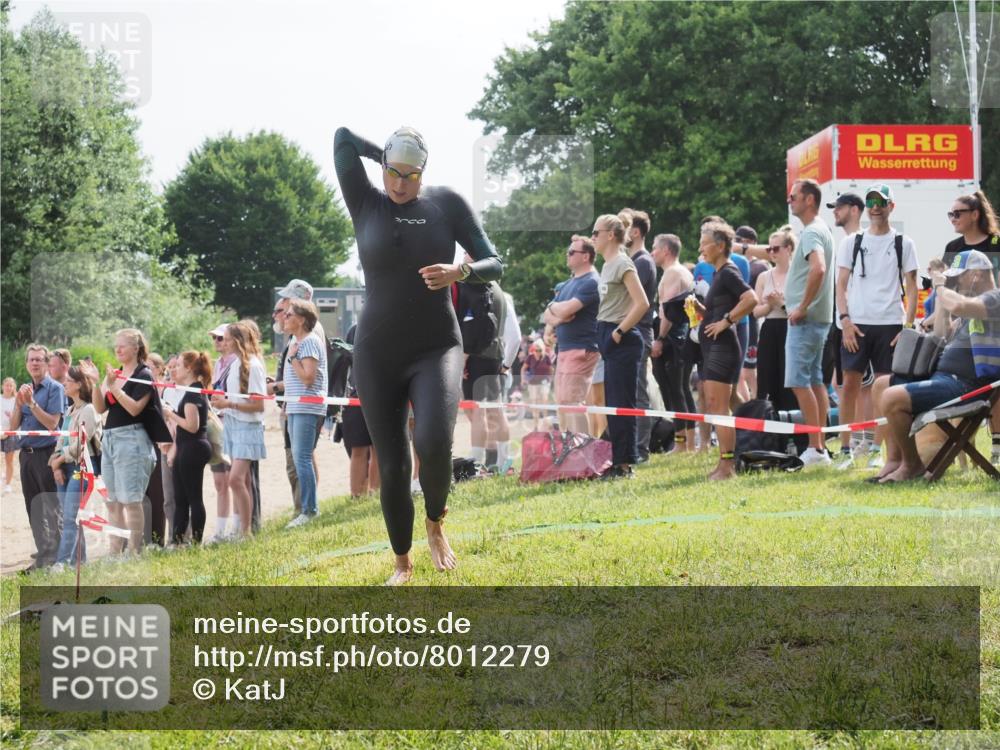 15.06.2025 - 27. Vierlanden-Triathlon KatJ http://msf.ph/oto/8012279 15.06.2025 10:14:04 Schwimmen 472, 475, 490 meine-sportfotos.de
