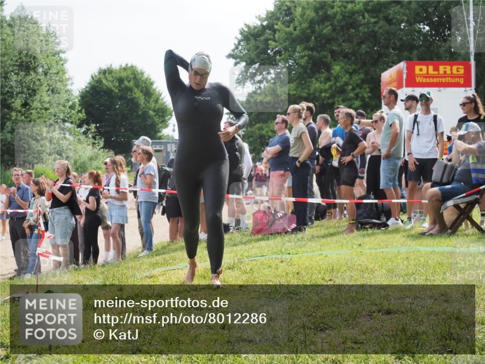 15.06.2025 - 27. Vierlanden-Triathlon KatJ http://msf.ph/oto/8012286 15.06.2025 10:14:04 Schwimmen 472, 475, 490 meine-sportfotos.de