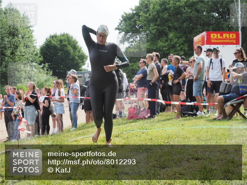 15.06.2025 - 27. Vierlanden-Triathlon KatJ http://msf.ph/oto/8012293 15.06.2025 10:14:04 Schwimmen 472, 475, 490 meine-sportfotos.de