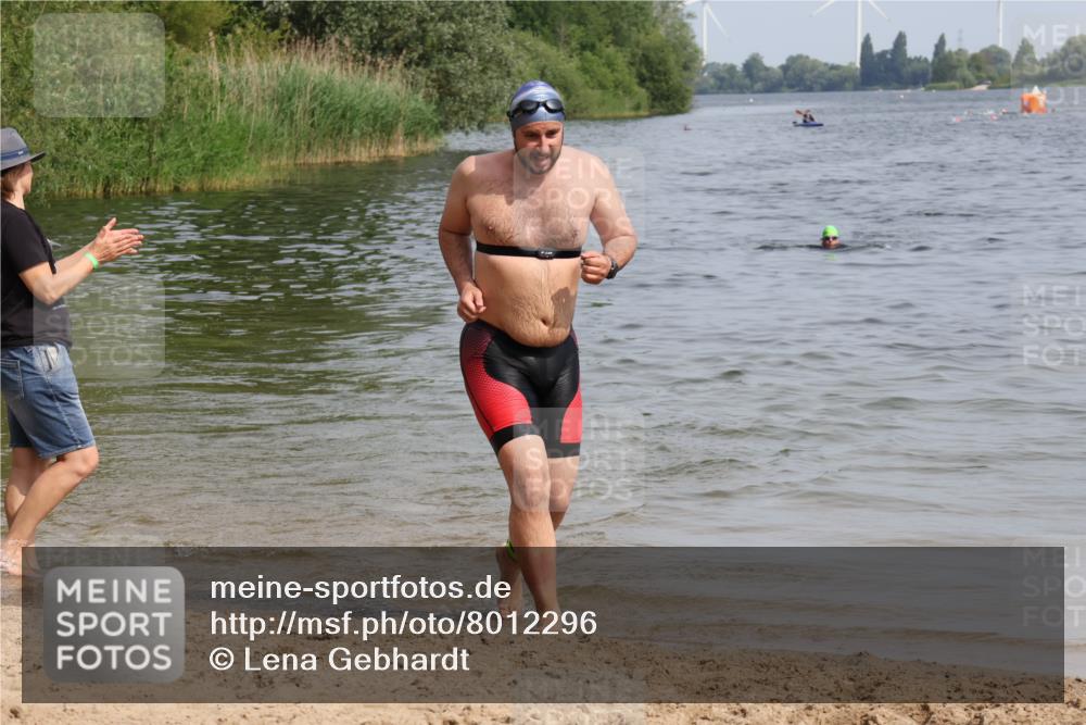 15.06.2025 - 27. Vierlanden-Triathlon Lena Gebhardt http://msf.ph/oto/8012296 15.06.2025 10:10:17 Schwimmen 417, 444 meine-sportfotos.de