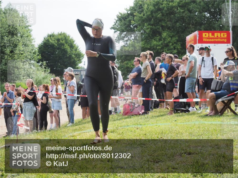 15.06.2025 - 27. Vierlanden-Triathlon KatJ http://msf.ph/oto/8012302 15.06.2025 10:14:04 Schwimmen 472, 475, 490 meine-sportfotos.de