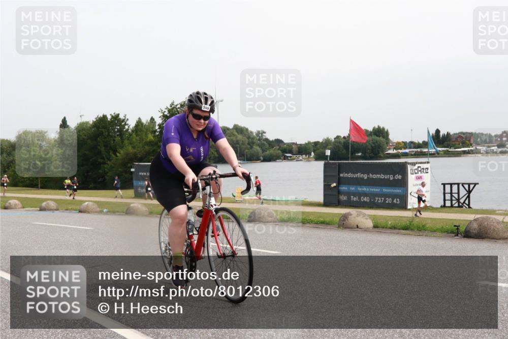 15.06.2025 - 27. Vierlanden-Triathlon H.Heesch http://msf.ph/oto/8012306 15.06.2025 11:07:03 Radfahren 549, 642 meine-sportfotos.de