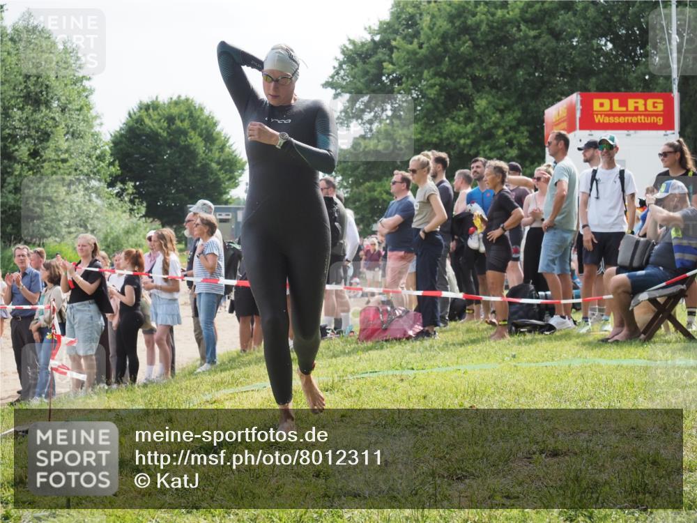 15.06.2025 - 27. Vierlanden-Triathlon KatJ http://msf.ph/oto/8012311 15.06.2025 10:14:04 Schwimmen 472, 475, 490 meine-sportfotos.de