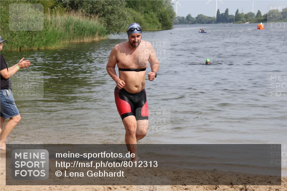 15.06.2025 - 27. Vierlanden-Triathlon Lena Gebhardt http://msf.ph/oto/8012313 15.06.2025 10:10:17 Schwimmen 417, 444 meine-sportfotos.de