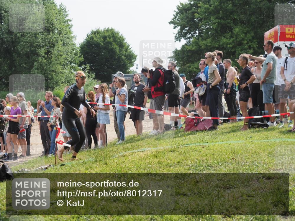 15.06.2025 - 27. Vierlanden-Triathlon KatJ http://msf.ph/oto/8012317 15.06.2025 10:14:06 Schwimmen 472, 475 meine-sportfotos.de