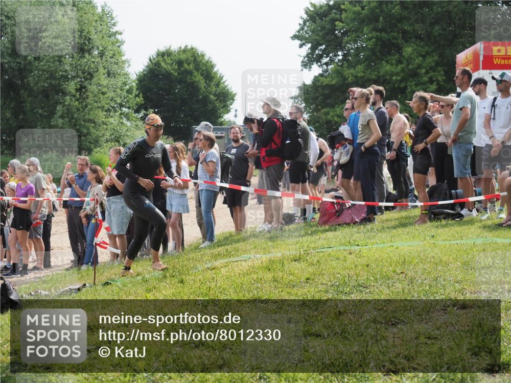 15.06.2025 - 27. Vierlanden-Triathlon KatJ http://msf.ph/oto/8012330 15.06.2025 10:14:06 Schwimmen 472, 475 meine-sportfotos.de