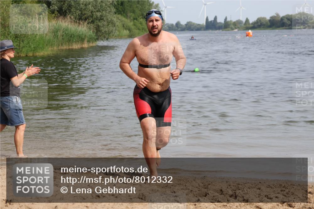 15.06.2025 - 27. Vierlanden-Triathlon Lena Gebhardt http://msf.ph/oto/8012332 15.06.2025 10:10:18 Schwimmen 417, 444 meine-sportfotos.de