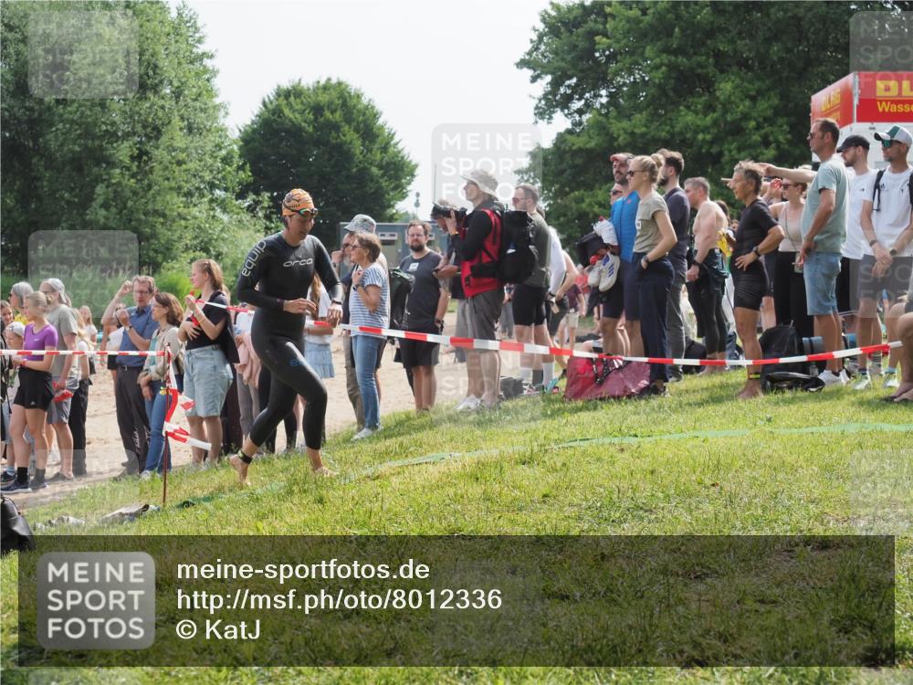 15.06.2025 - 27. Vierlanden-Triathlon KatJ http://msf.ph/oto/8012336 15.06.2025 10:14:06 Schwimmen 472, 475 meine-sportfotos.de