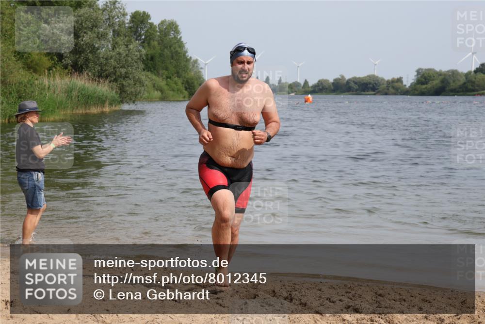 15.06.2025 - 27. Vierlanden-Triathlon Lena Gebhardt http://msf.ph/oto/8012345 15.06.2025 10:10:18 Schwimmen 417, 444 meine-sportfotos.de