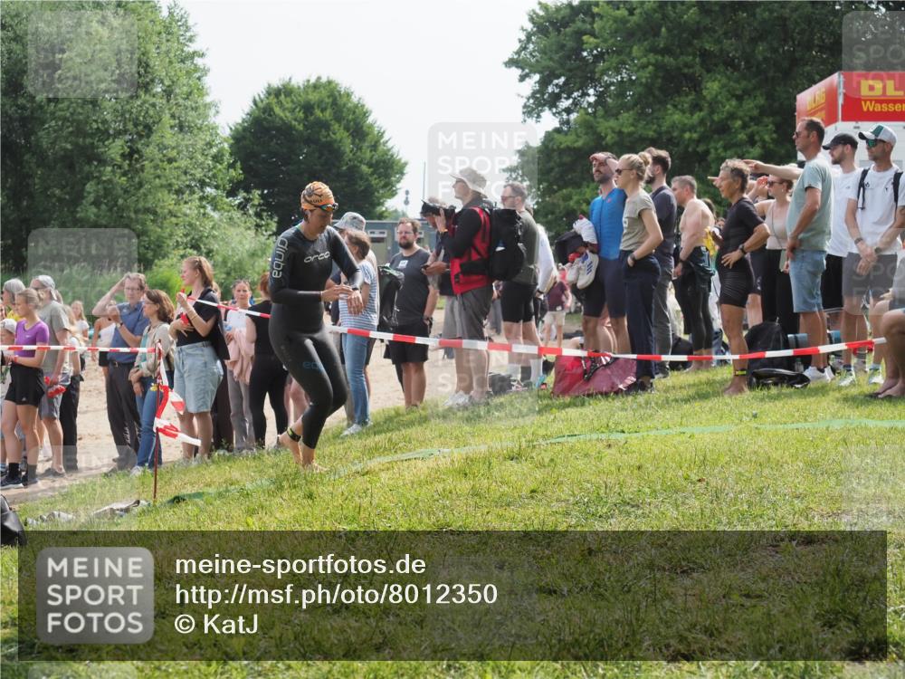 15.06.2025 - 27. Vierlanden-Triathlon KatJ http://msf.ph/oto/8012350 15.06.2025 10:14:06 Schwimmen 472, 475 meine-sportfotos.de