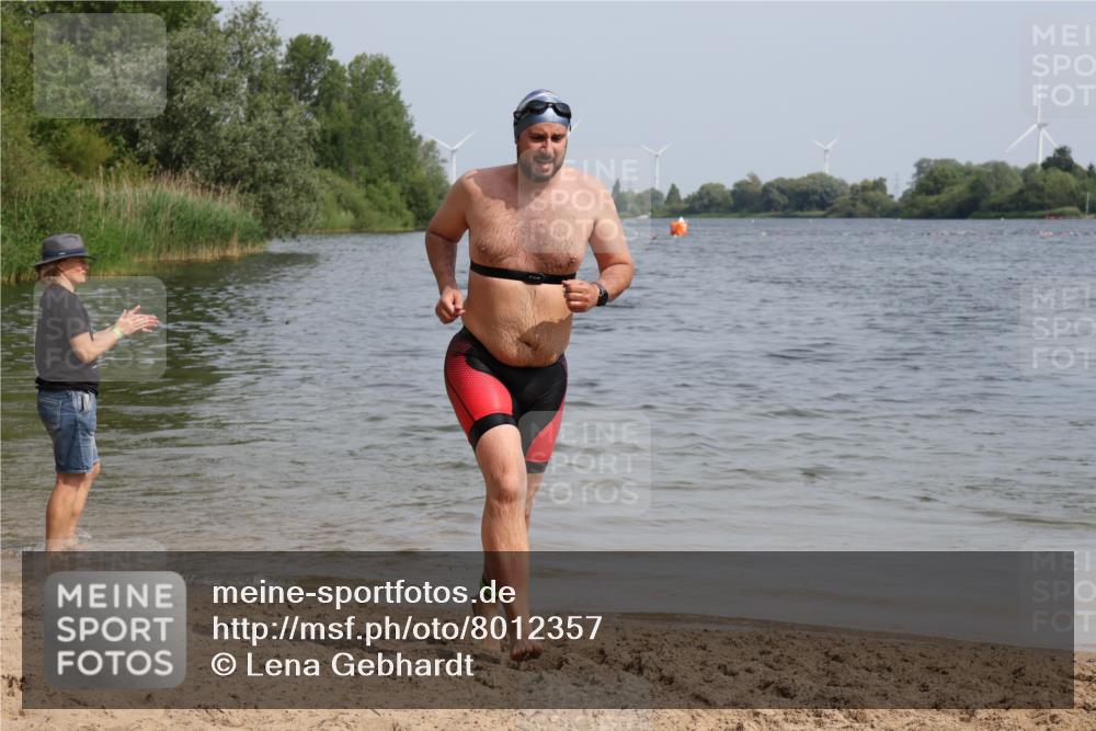 15.06.2025 - 27. Vierlanden-Triathlon Lena Gebhardt http://msf.ph/oto/8012357 15.06.2025 10:10:19 Schwimmen 417, 444 meine-sportfotos.de