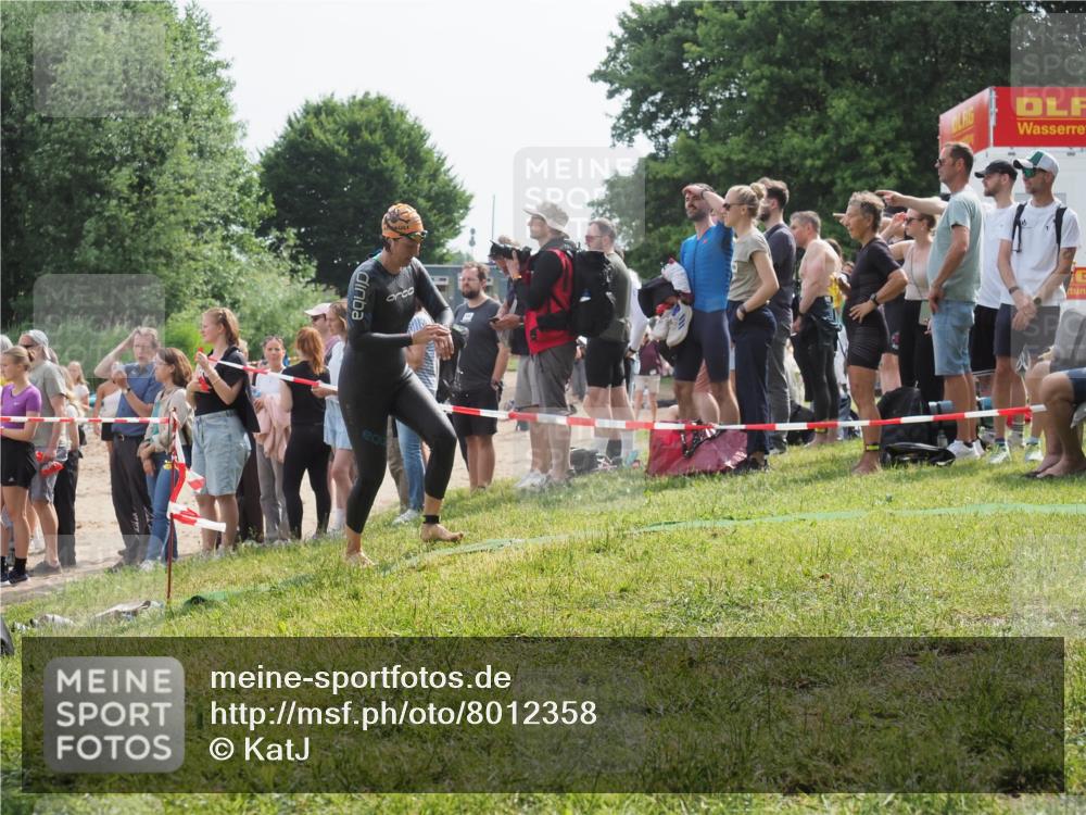 15.06.2025 - 27. Vierlanden-Triathlon KatJ http://msf.ph/oto/8012358 15.06.2025 10:14:06 Schwimmen 472, 475 meine-sportfotos.de