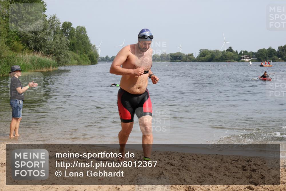 15.06.2025 - 27. Vierlanden-Triathlon Lena Gebhardt http://msf.ph/oto/8012367 15.06.2025 10:10:19 Schwimmen 417, 444 meine-sportfotos.de