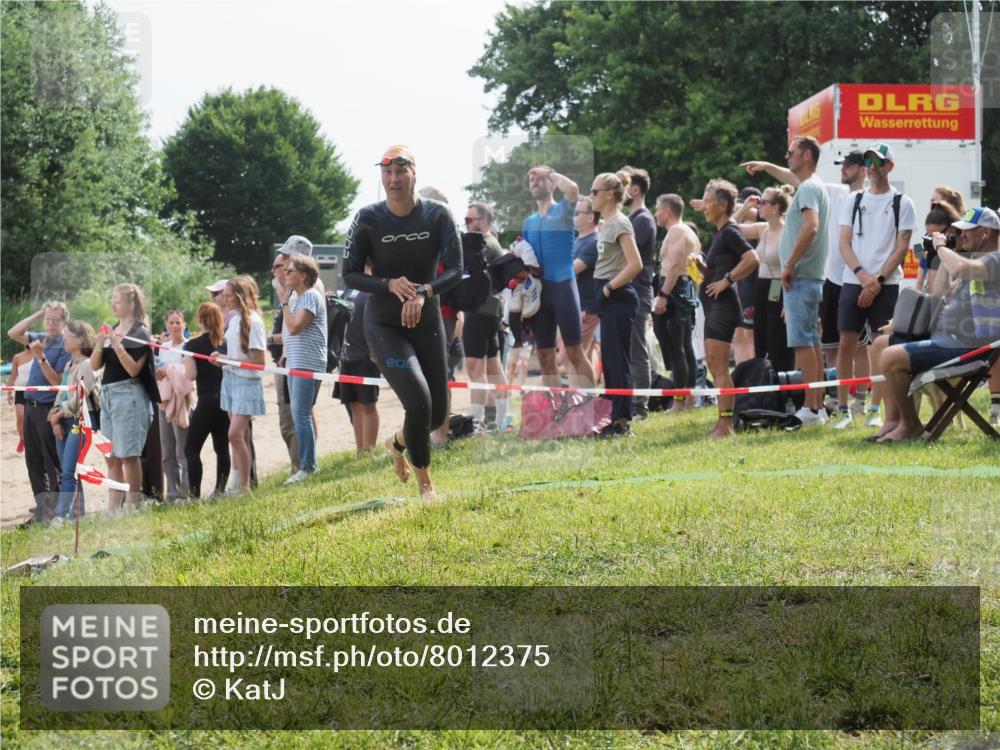15.06.2025 - 27. Vierlanden-Triathlon KatJ http://msf.ph/oto/8012375 15.06.2025 10:14:07 Schwimmen 472, 475, 632 meine-sportfotos.de
