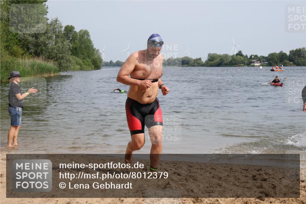 15.06.2025 - 27. Vierlanden-Triathlon Lena Gebhardt http://msf.ph/oto/8012379 15.06.2025 10:10:19 Schwimmen 417, 444 meine-sportfotos.de