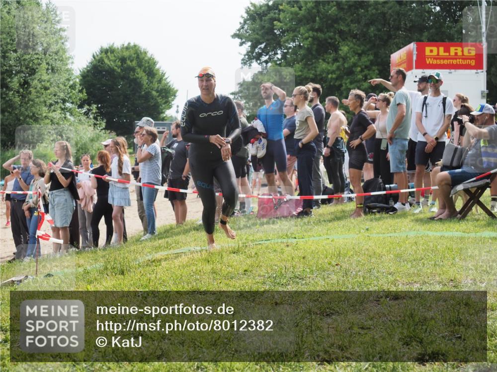 15.06.2025 - 27. Vierlanden-Triathlon KatJ http://msf.ph/oto/8012382 15.06.2025 10:14:07 Schwimmen 472, 475, 632 meine-sportfotos.de