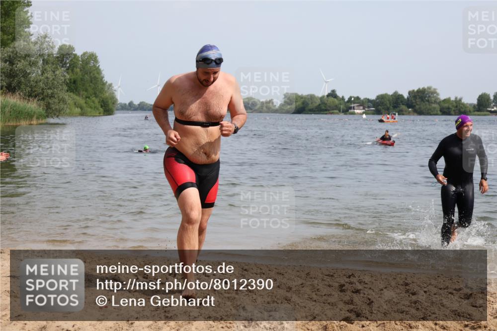 15.06.2025 - 27. Vierlanden-Triathlon Lena Gebhardt http://msf.ph/oto/8012390 15.06.2025 10:10:19 Schwimmen 417, 444 meine-sportfotos.de
