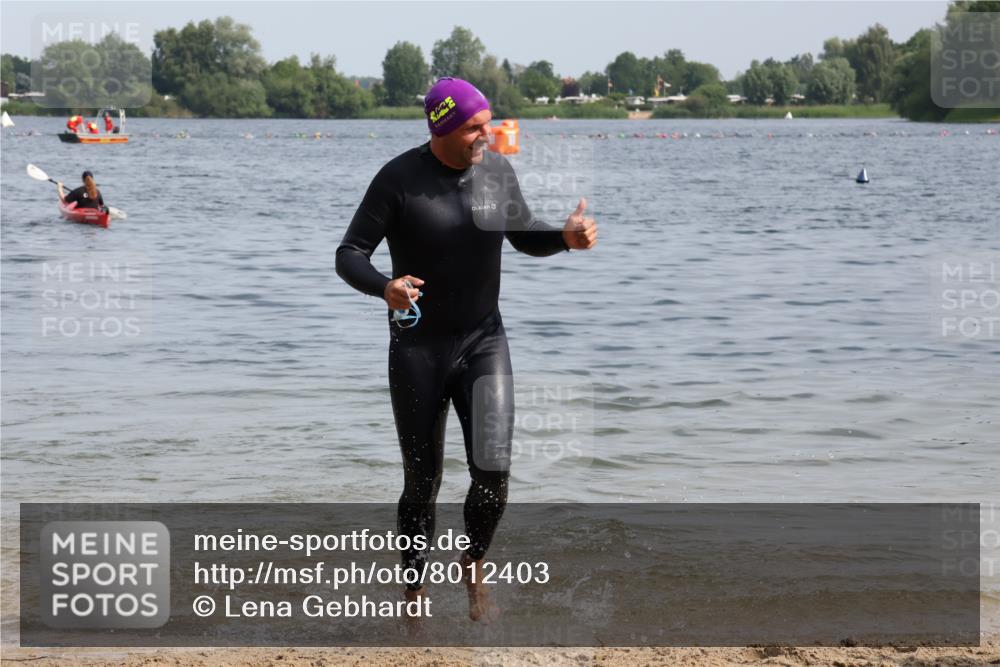 15.06.2025 - 27. Vierlanden-Triathlon Lena Gebhardt http://msf.ph/oto/8012403 15.06.2025 10:10:20 Schwimmen 417, 444 meine-sportfotos.de