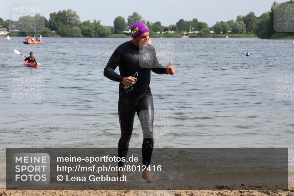 15.06.2025 - 27. Vierlanden-Triathlon Lena Gebhardt http://msf.ph/oto/8012416 15.06.2025 10:10:20 Schwimmen 417, 444 meine-sportfotos.de