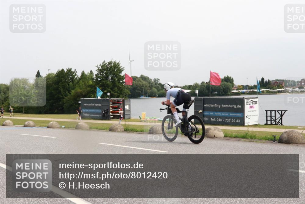 15.06.2025 - 27. Vierlanden-Triathlon H.Heesch http://msf.ph/oto/8012420 15.06.2025 11:08:01 Radfahren 200, 686 meine-sportfotos.de