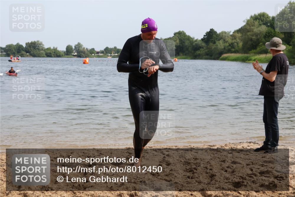 15.06.2025 - 27. Vierlanden-Triathlon Lena Gebhardt http://msf.ph/oto/8012450 15.06.2025 10:10:22 Schwimmen 417, 444 meine-sportfotos.de