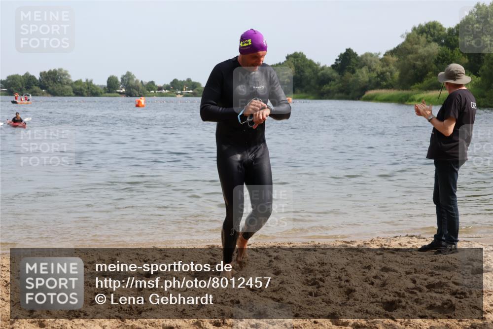 15.06.2025 - 27. Vierlanden-Triathlon Lena Gebhardt http://msf.ph/oto/8012457 15.06.2025 10:10:22 Schwimmen 417, 444 meine-sportfotos.de