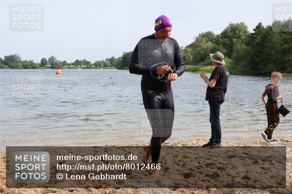 15.06.2025 - 27. Vierlanden-Triathlon Lena Gebhardt http://msf.ph/oto/8012466 15.06.2025 10:10:23 Schwimmen 417, 444 meine-sportfotos.de