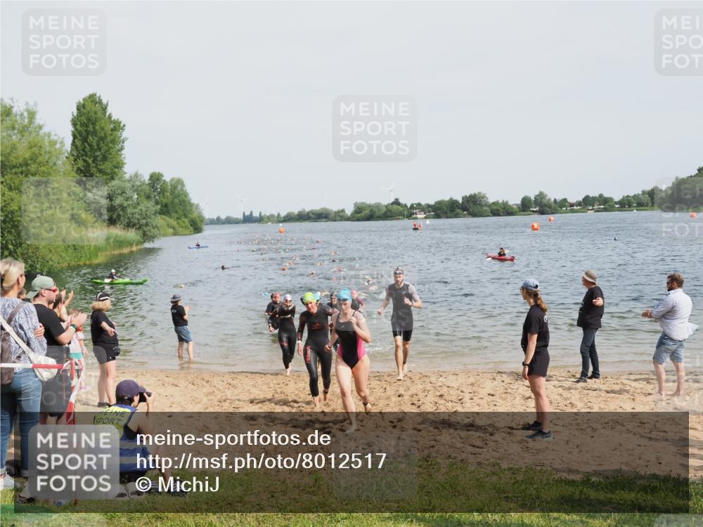 21.06.2025 - 27. Vierlanden-Triathlon MichiJ http://msf.ph/oto/8012517 15.06.2026 10:14:53 Schwimmen 476, 521, 525, 559, 570, 592, 593, 605, 608, 1397 meine-sportfotos.de