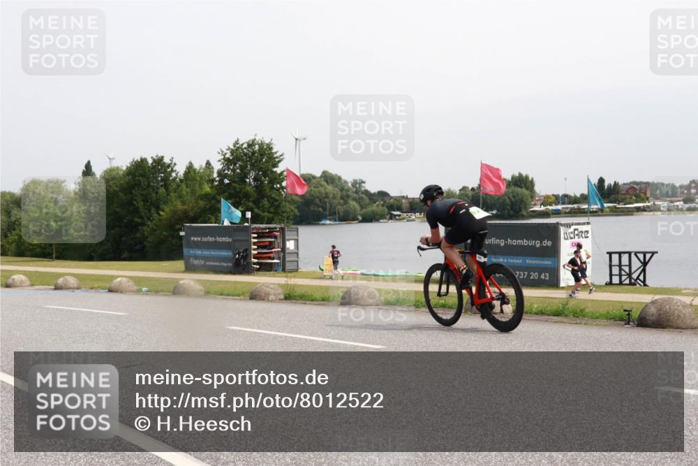 15.06.2025 - 27. Vierlanden-Triathlon H.Heesch http://msf.ph/oto/8012522 15.06.2025 11:08:30 Radfahren 662, 738 meine-sportfotos.de