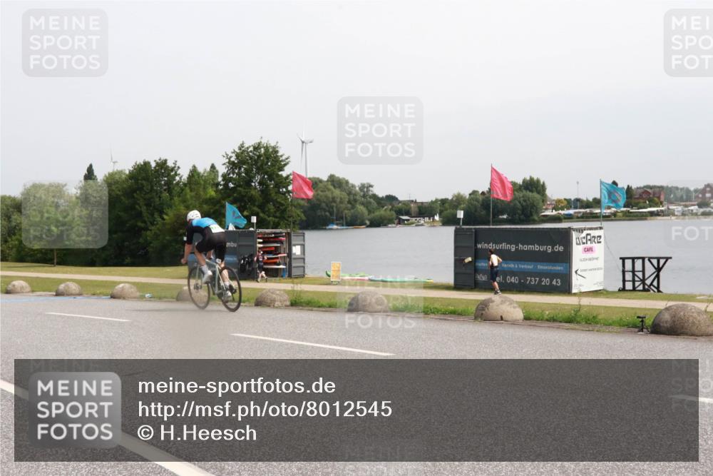 15.06.2025 - 27. Vierlanden-Triathlon H.Heesch http://msf.ph/oto/8012545 15.06.2025 11:08:32 Radfahren 722, 727, 738 meine-sportfotos.de