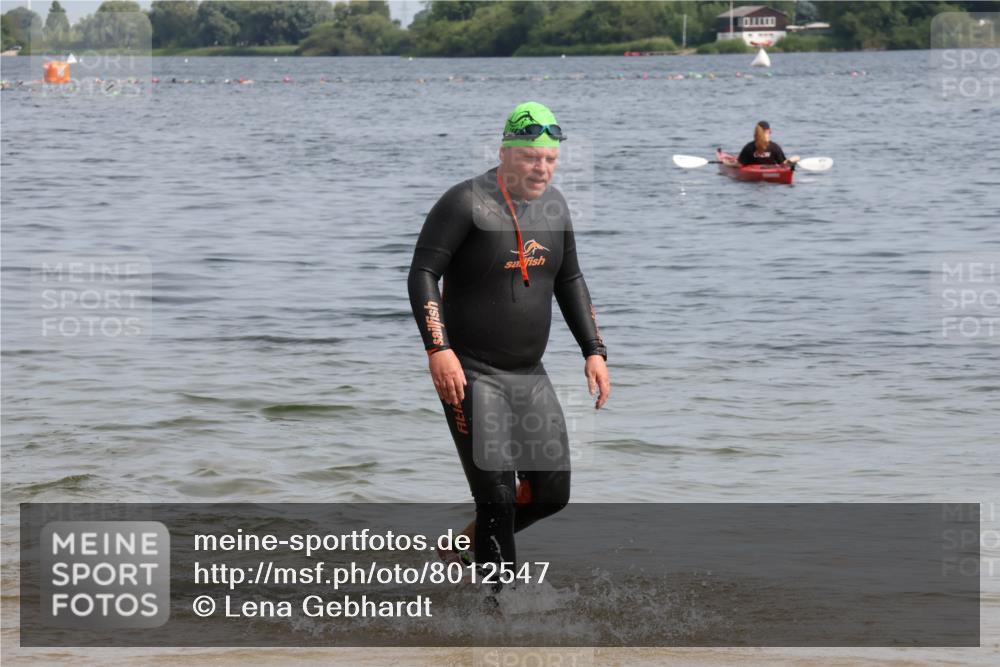 15.06.2025 - 27. Vierlanden-Triathlon Lena Gebhardt http://msf.ph/oto/8012547 15.06.2025 10:10:55 Schwimmen 451 meine-sportfotos.de