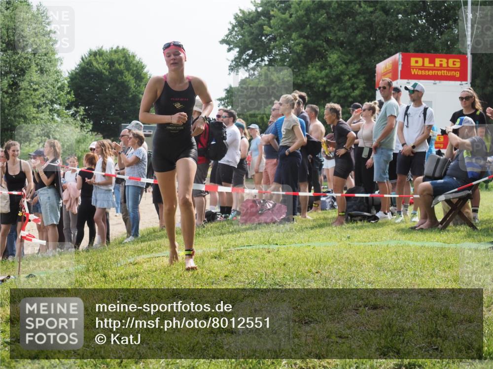 15.06.2025 - 27. Vierlanden-Triathlon KatJ http://msf.ph/oto/8012551 15.06.2025 10:14:15 Schwimmen 475, 632 meine-sportfotos.de