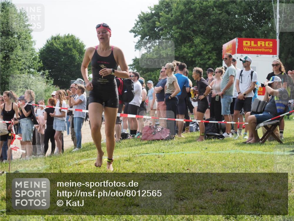 15.06.2025 - 27. Vierlanden-Triathlon KatJ http://msf.ph/oto/8012565 15.06.2025 10:14:15 Schwimmen 475, 632 meine-sportfotos.de