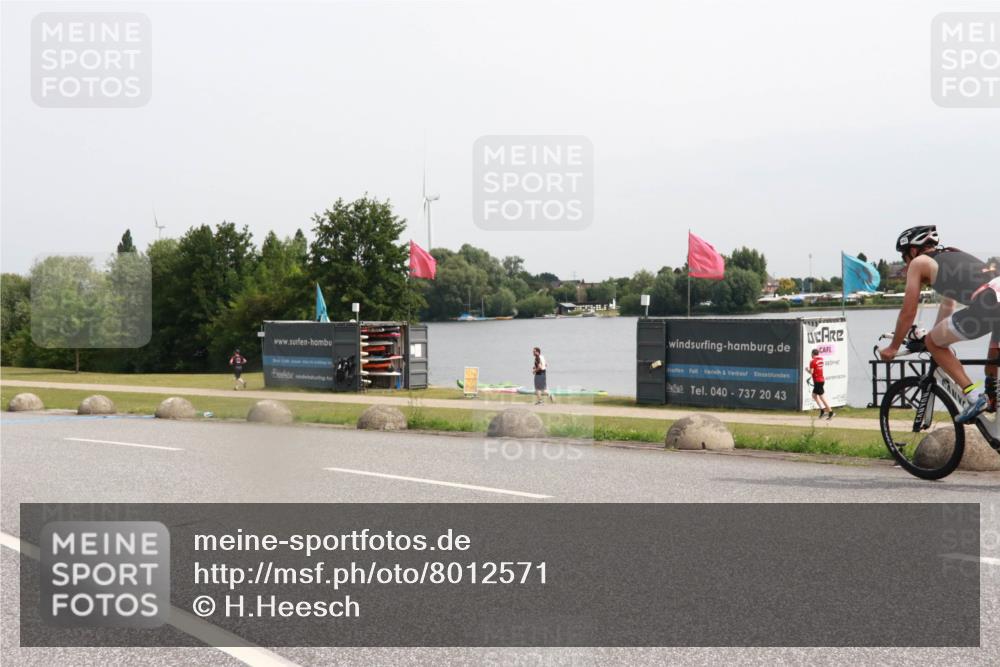 15.06.2025 - 27. Vierlanden-Triathlon H.Heesch http://msf.ph/oto/8012571 15.06.2025 11:08:35 Radfahren 722, 727 meine-sportfotos.de