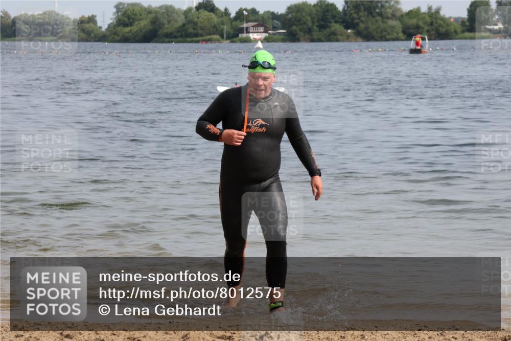 15.06.2025 - 27. Vierlanden-Triathlon Lena Gebhardt http://msf.ph/oto/8012575 15.06.2025 10:10:56 Schwimmen 451 meine-sportfotos.de