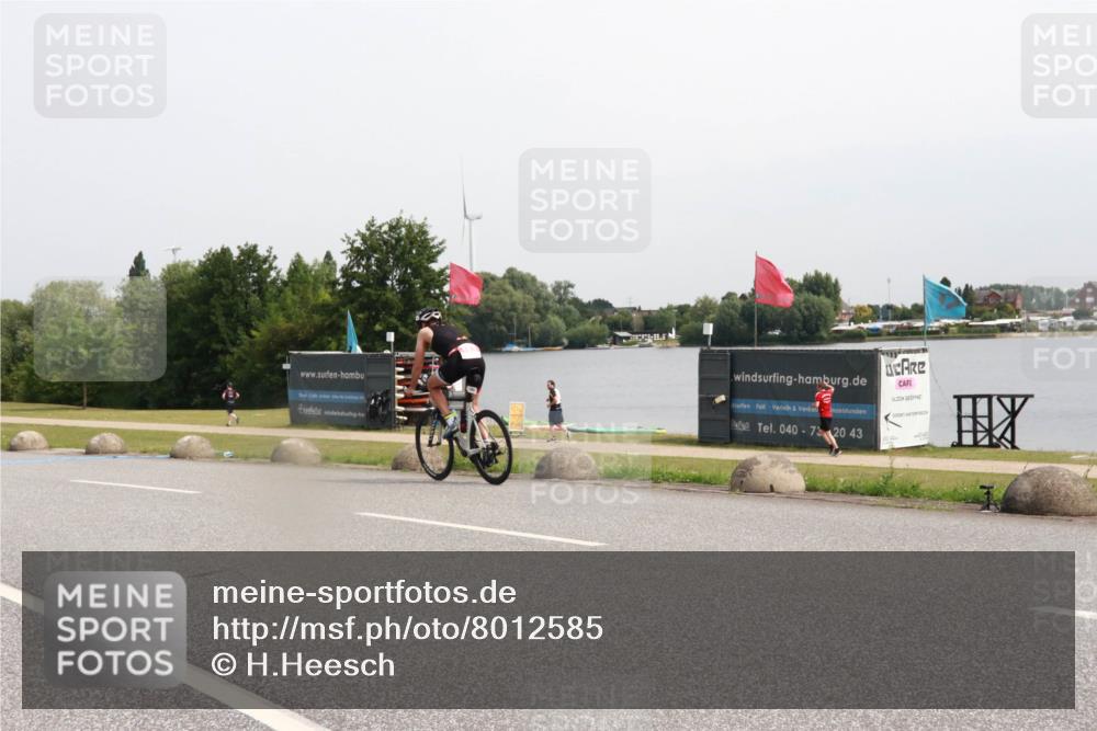 15.06.2025 - 27. Vierlanden-Triathlon H.Heesch http://msf.ph/oto/8012585 15.06.2025 11:08:36 Radfahren 722, 727 meine-sportfotos.de