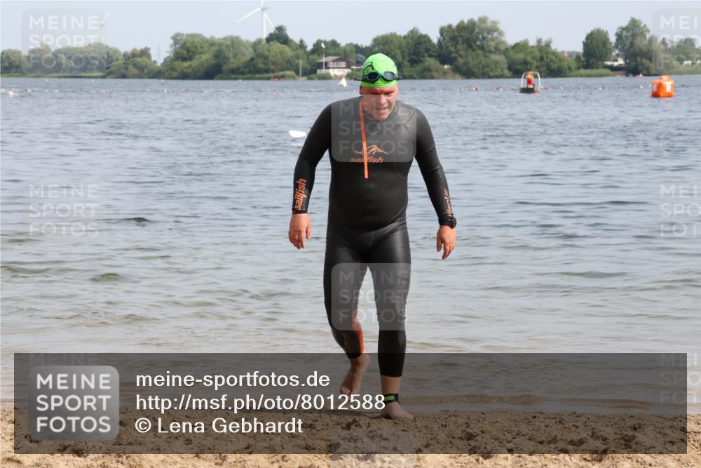 15.06.2025 - 27. Vierlanden-Triathlon Lena Gebhardt http://msf.ph/oto/8012588 15.06.2025 10:10:58 Schwimmen 451 meine-sportfotos.de