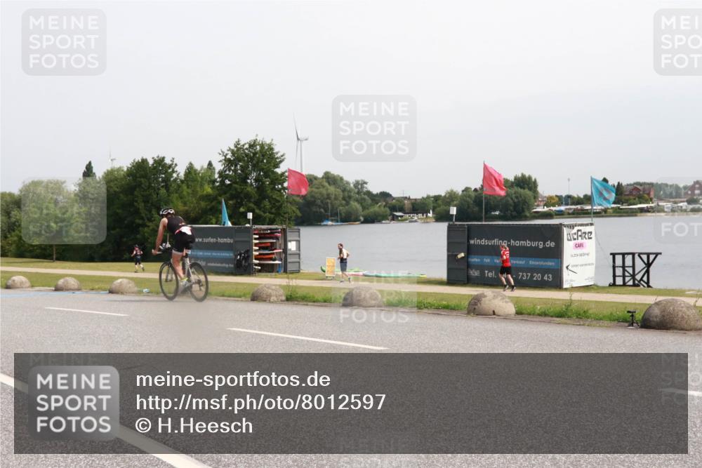 15.06.2025 - 27. Vierlanden-Triathlon H.Heesch http://msf.ph/oto/8012597 15.06.2025 11:08:37 Radfahren 163, 581, 722, 727 meine-sportfotos.de