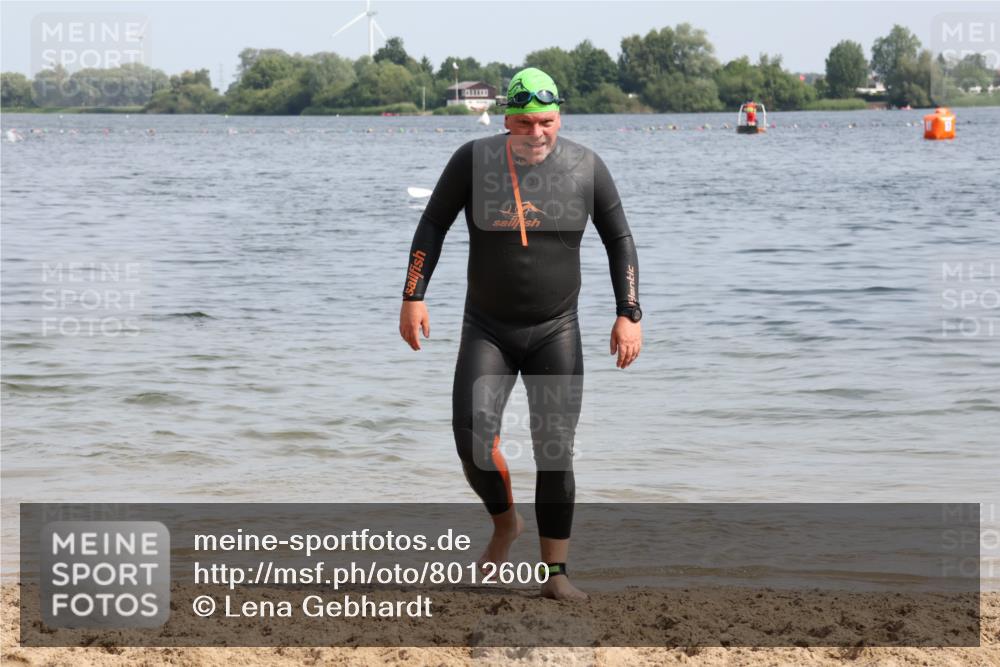 15.06.2025 - 27. Vierlanden-Triathlon Lena Gebhardt http://msf.ph/oto/8012600 15.06.2025 10:10:58 Schwimmen 451 meine-sportfotos.de