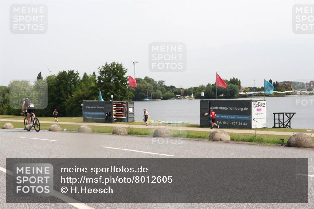 15.06.2025 - 27. Vierlanden-Triathlon H.Heesch http://msf.ph/oto/8012605 15.06.2025 11:08:37 Radfahren 163, 581, 722, 727 meine-sportfotos.de
