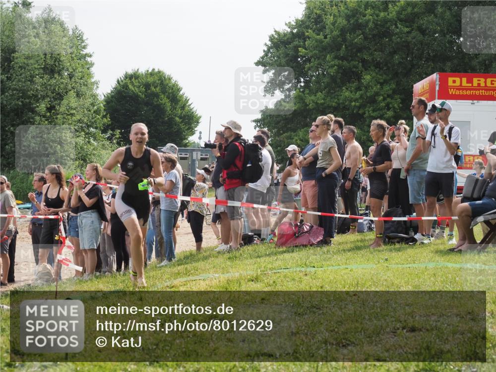 15.06.2025 - 27. Vierlanden-Triathlon KatJ http://msf.ph/oto/8012629 15.06.2025 10:14:24 Schwimmen 482, 565, 618 meine-sportfotos.de